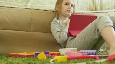 küçük kız iç bir bilgisayar tablet kullanır