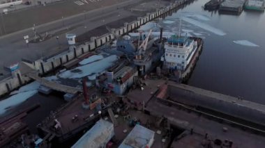 nehir limanı üzerinde uçuş, havadan çekim