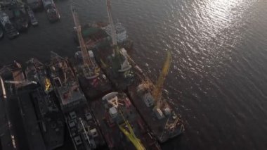 nehir limanı üzerinde uçuş, havadan çekim