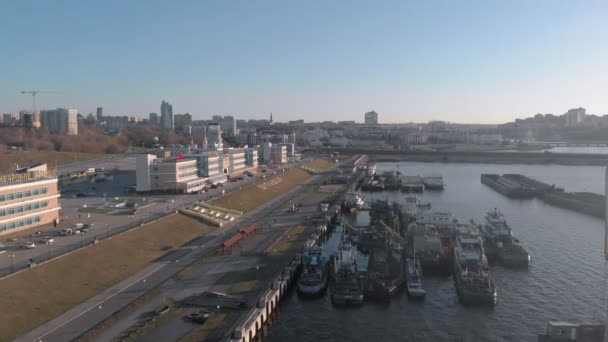 Voo sobre o porto fluvial, tiro aéreo — Vídeo de Stock