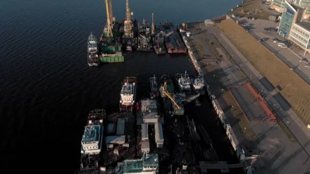 Vuelo sobre el puerto del río, tiro aéreo — Vídeo de stock