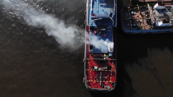 Voo sobre o porto fluvial, tiro aéreo — Vídeo de Stock