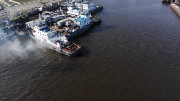 Vlucht over de rivierhaven, lucht schieten — Stockvideo