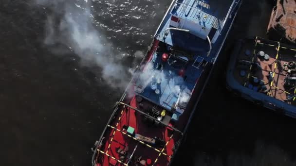 Vuelo sobre el puerto del río, tiro aéreo — Vídeos de Stock