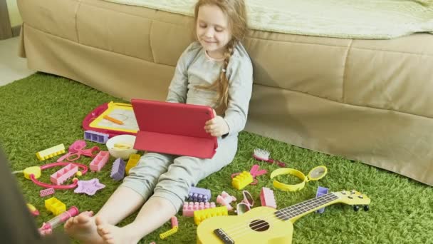 Kislány használ számítógép tabletta belsejében — Stock videók