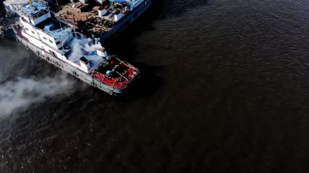 Survol du port fluvial, prise de vue aérienne — Video