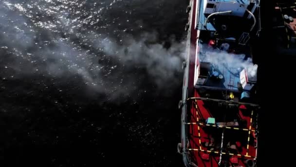 Flug über den Flusshafen, Luftaufnahmen — Stockvideo