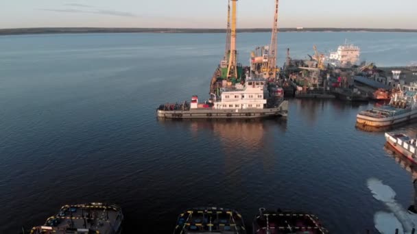 Vuelo sobre el puerto del río, tiro aéreo — Vídeos de Stock