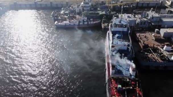 Vuelo sobre el puerto del río, tiro aéreo — Vídeos de Stock