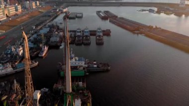 nehir limanı üzerinde uçuş, havadan çekim