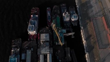 nehir limanı üzerinde uçuş, havadan çekim