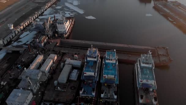 Flug über den Flusshafen, Luftaufnahmen — Stockvideo