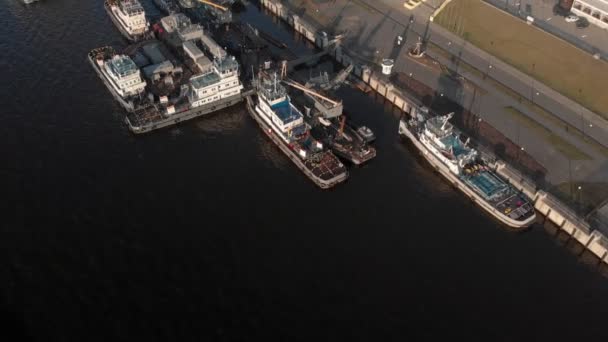 Survol du port fluvial, prise de vue aérienne — Video