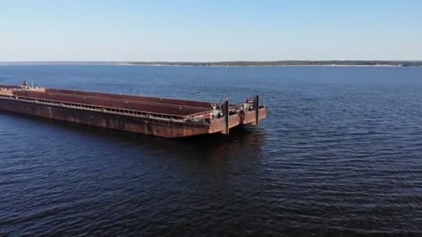 Survol du port fluvial, prise de vue aérienne — Video