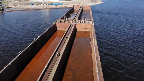 Flug über den Flusshafen, Luftaufnahmen — Stockvideo