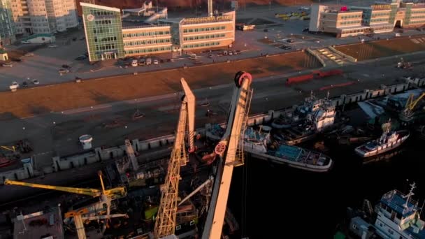 Flyvning over floden havn, luftskydning – Stock-video