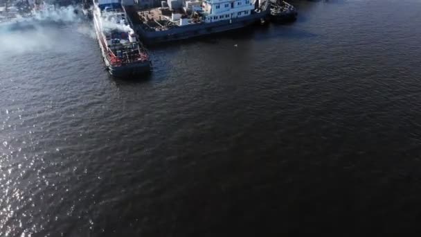 Survol du port fluvial, prise de vue aérienne — Video