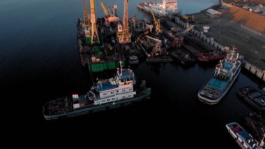 nehir limanı üzerinde uçuş, havadan çekim