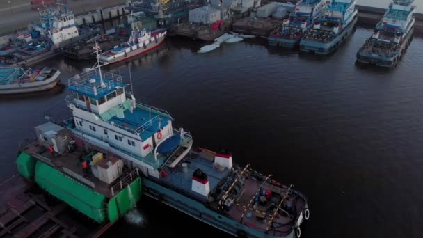 강 항구를 통해 비행, 공중 촬영 — 비디오