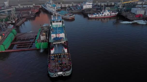 Політ над річковим портом, повітряна стрілянина — стокове відео