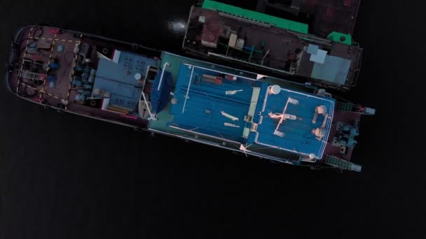 Політ над річковим портом, повітряна стрілянина — стокове відео