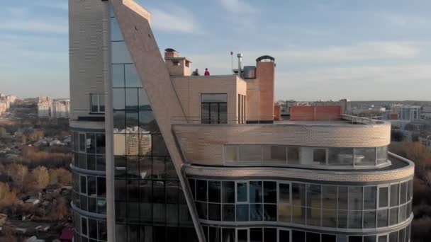 Immeuble commercial en verre de grande hauteur, prise de vue aérienne — Video