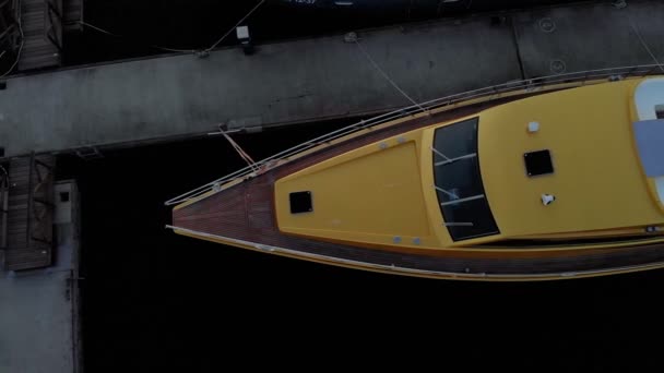 Survol du port fluvial, prise de vue aérienne — Video