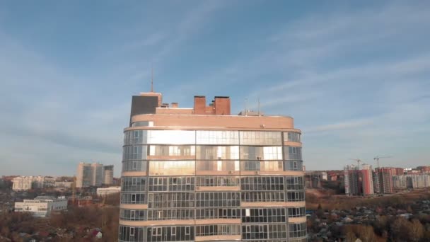 Yüksek katlı cam iş binası, havadan çekim — Stok video
