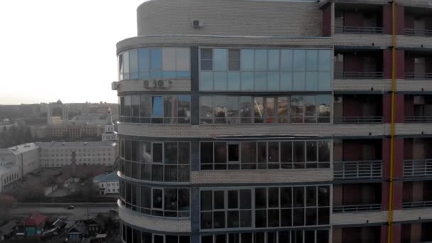 Edificio de negocio de vidrio de gran altura, tiro aéreo — Vídeo de stock