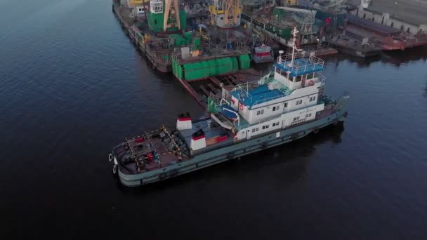 Voo sobre o porto fluvial, tiro aéreo — Vídeo de Stock