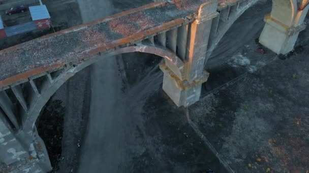 Gamla historiska järnvägsbron, antenn skott från Quadrocopter — Stockvideo