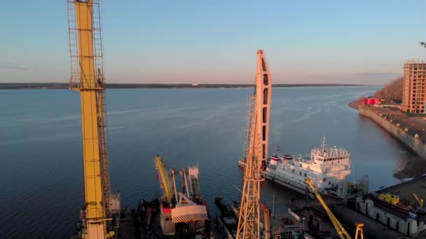 Vuelo sobre el puerto del río, tiro aéreo — Vídeos de Stock