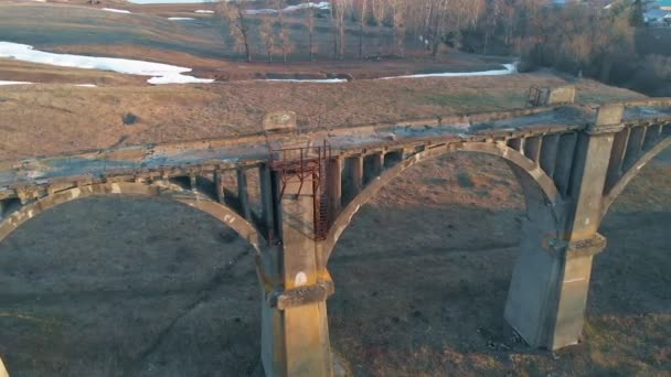 Velha ponte ferroviária histórica, tiro aéreo de quadricóptero — Vídeo de Stock