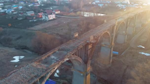 Vieux pont ferroviaire historique, prise de vue aérienne de quadrocopter — Video