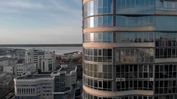 고층 유리 비즈니스 빌딩, 공중 촬영 — 비디오