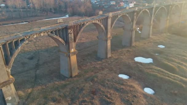 Velha ponte ferroviária histórica, tiro aéreo de quadricóptero — Vídeo de Stock