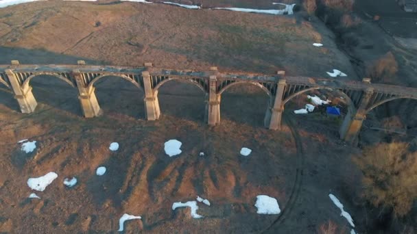 Παλιά ιστορική σιδηροδρομική γέφυρα, εναέρια βολή από τετράτροπτερο — Αρχείο Βίντεο