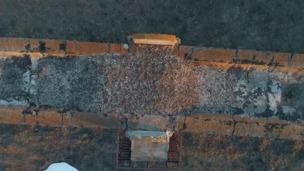 Vieux pont ferroviaire historique, prise de vue aérienne de quadrocopter — Video