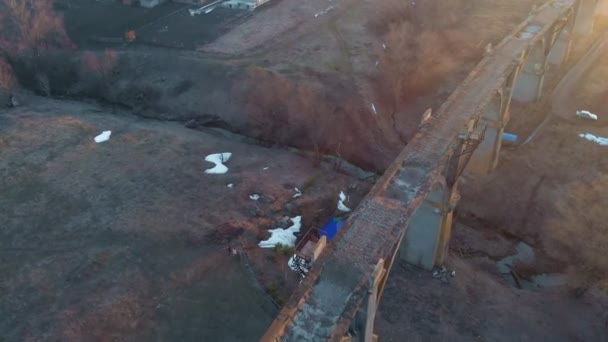 Viejo puente ferroviario histórico, plano aéreo desde el quadrocopter — Vídeo de stock