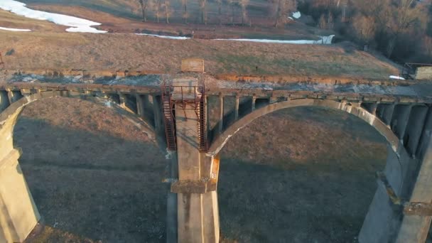 Vieux pont ferroviaire historique, prise de vue aérienne de quadrocopter — Video