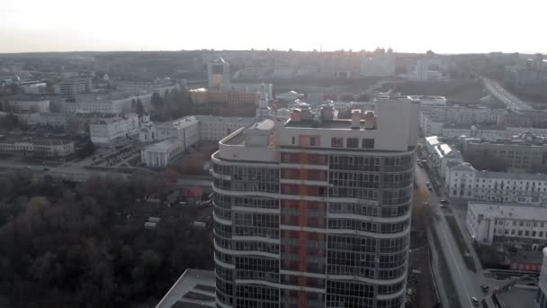 Багатоповерхова скляна бізнес-будівля, повітряна стрільба — стокове відео