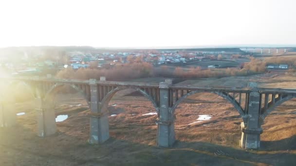 Stary most kolejowy, lotnicze strzał z dron — Wideo stockowe