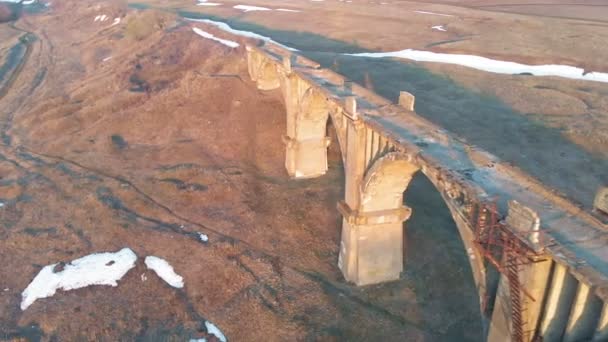 Viejo puente ferroviario histórico, plano aéreo desde el quadrocopter — Vídeos de Stock