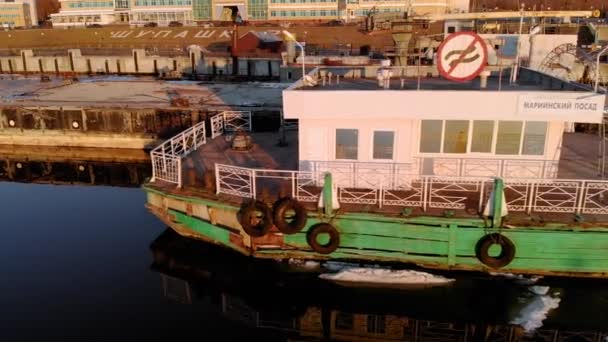 Voo sobre o porto fluvial, tiro aéreo — Vídeo de Stock