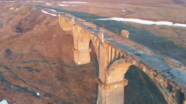 Старый исторический железнодорожный мост, воздушный выстрел из квадрокоптера — стоковое видео
