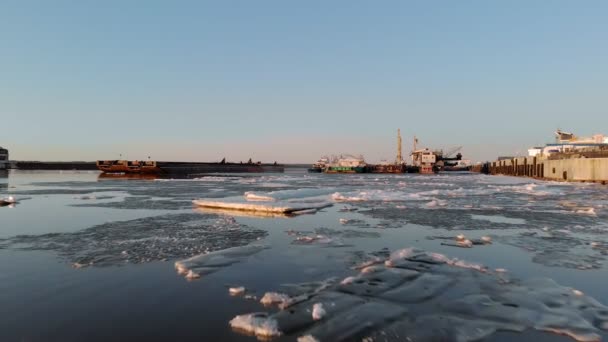 Політ над річковим портом, повітряна стрілянина — стокове відео