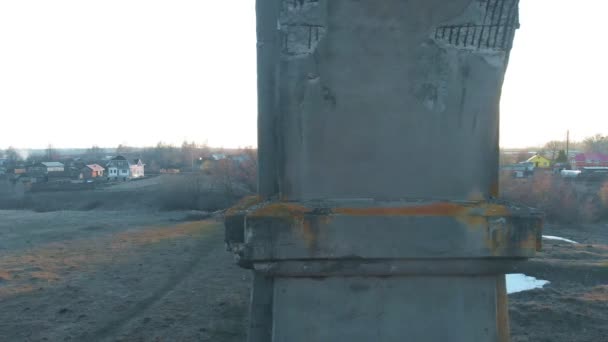 古い歴史的な鉄道橋、四足歩行機からの空中ショット — ストック動画