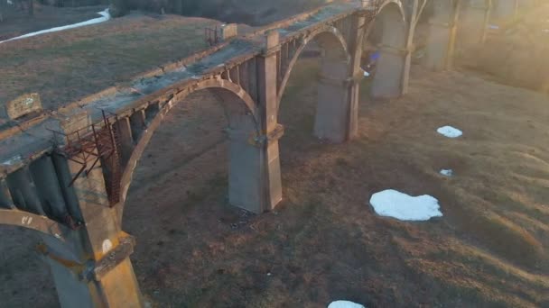 Oude historische spoorbrug, luchtfoto van de quadrocopter — Stockvideo