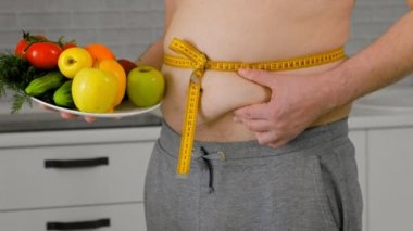 beli, sağlıklı beslenme, sağlıklı yaşam tarzı kavramı, fitness diyetölçme şişman adam