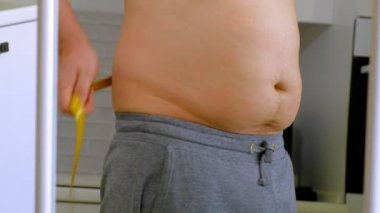 beli, sağlıklı beslenme, sağlıklı yaşam tarzı kavramı, fitness diyetölçme şişman adam